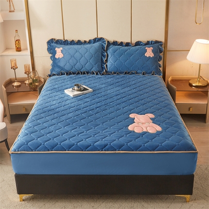 91家纺网 家纺一手货源 找家纺 屹成 2024新款亲肤水晶绒夹棉单床笠-小熊款 蔚蓝