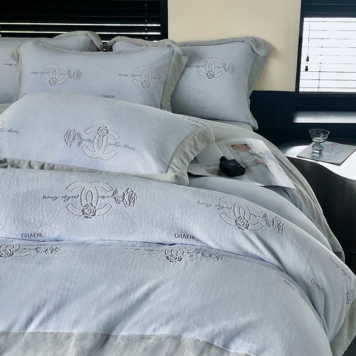 91家纺网 家纺一手货源 找家纺 榻尚家居 2023秋冬新款高克重牛奶绒四件套--闻香系列 闻香 晴山蓝