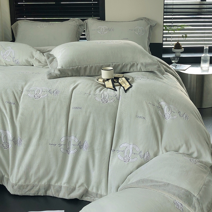 91家纺网 家纺一手货源 找家纺 榻尚家居 2023秋冬新款高克重牛奶绒四件套--闻香系列 闻香 莫兰迪绿