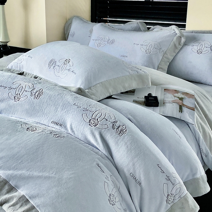 91家纺网 家纺一手货源 找家纺 榻尚家居 2023秋冬新款高克重牛奶绒四件套--闻香系列 闻香 晴山蓝