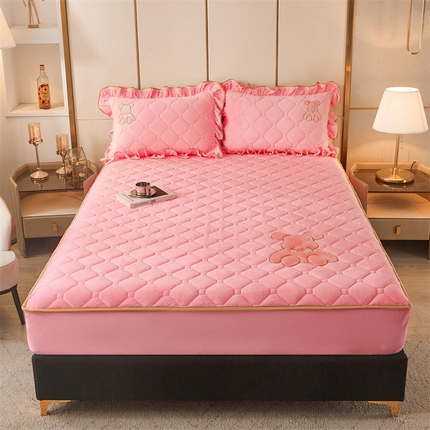 91家纺网 家纺一手货源 找家纺 屹成 2024新款亲肤水晶绒夹棉单床笠-小熊款 粉玉