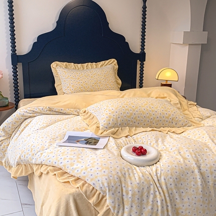 91家纺网 家纺一手货源 找家纺 春光里-2023新款高克重花边款直播热卖牛奶绒四件套 小雏菊-米黄