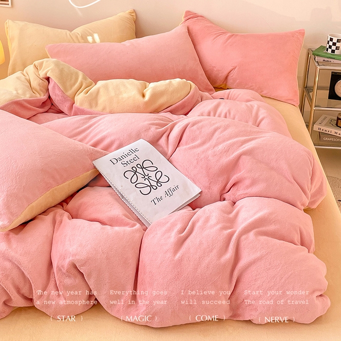 91家纺网 家纺一手货源 找家纺 眠帛家居 2023新款加厚牛奶绒双拼四件套 奶油粉-奶黄