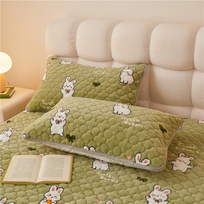 91家纺网 家纺一手货源 找家纺 喜居 2023新款a类印花牛奶绒抗菌夹棉床笠床护垫 甜蜜小兔