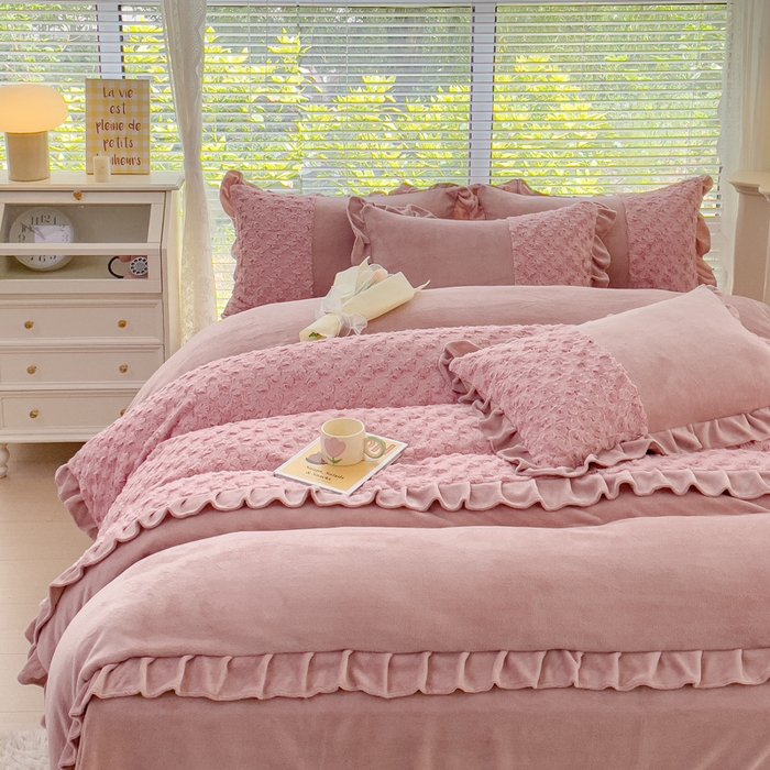 91家纺网 家纺一手货源 找家纺 金米诺 2024新款加厚保暖韩式双层花边玫瑰兔绒系列四件套 豆沙