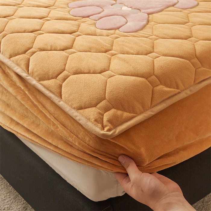 91家纺网 家纺一手货源 找家纺 屹成 2024新款亲肤水晶绒夹棉单床笠-小熊款 金驼