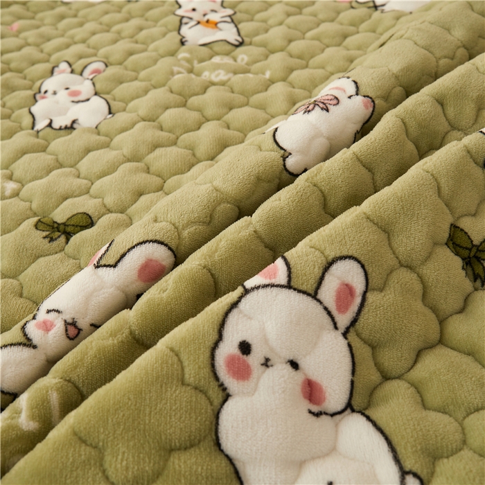 91家纺网 家纺一手货源 找家纺 喜居 2023新款a类印花牛奶绒抗菌夹棉床笠床护垫 甜蜜小兔