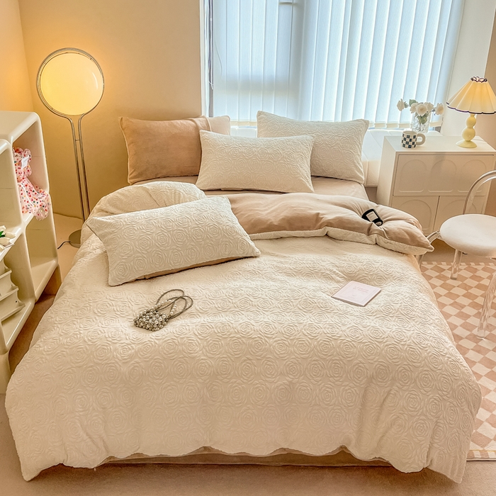 91家纺网 家纺一手货源 找家纺 慕尚家纺 2025新款慕尚雕花绒四件套 卡罗琳-白卡其