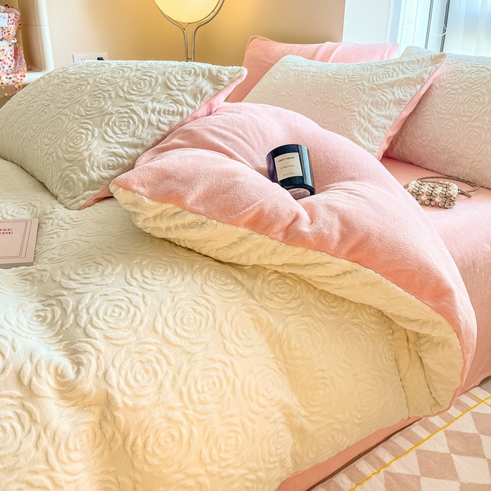 91家纺网 家纺一手货源 找家纺 慕尚家纺 2025新款慕尚雕花绒四件套 卡罗琳-白粉