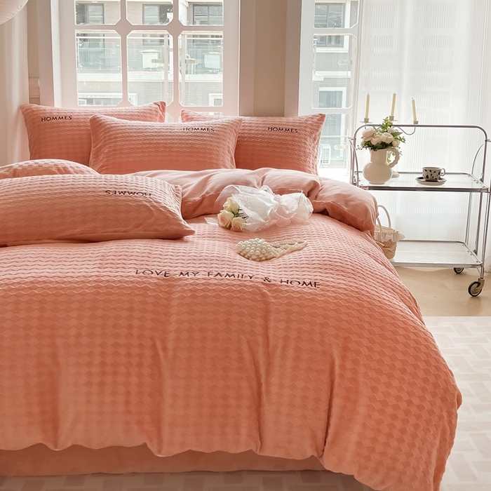 91家纺网 家纺一手货源 找家纺 慕尚家纺 2025高克重雕花绒刺绣工艺四件套 拉夫-杏橘