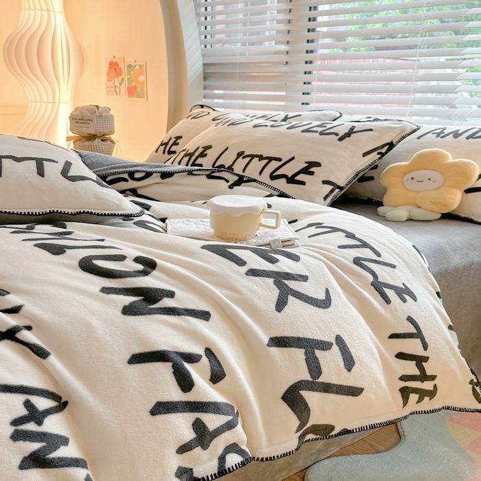 91家纺网 家纺一手货源 找家纺 安哆啦 2024新款高克重牛奶绒混搭四件套 黑白字母