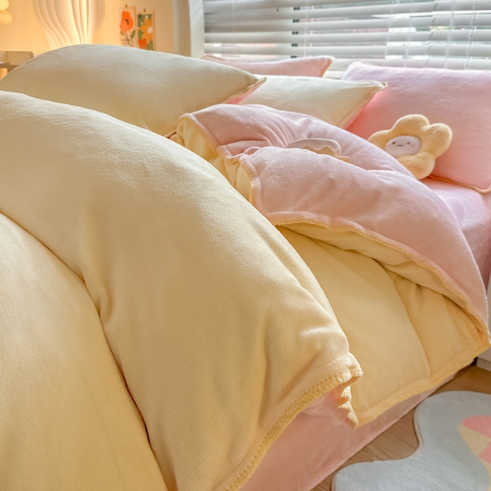 91家纺网 家纺一手货源 找家纺 安哆啦 2024新款高克重牛奶绒混搭四件套 奶黄拼浅粉