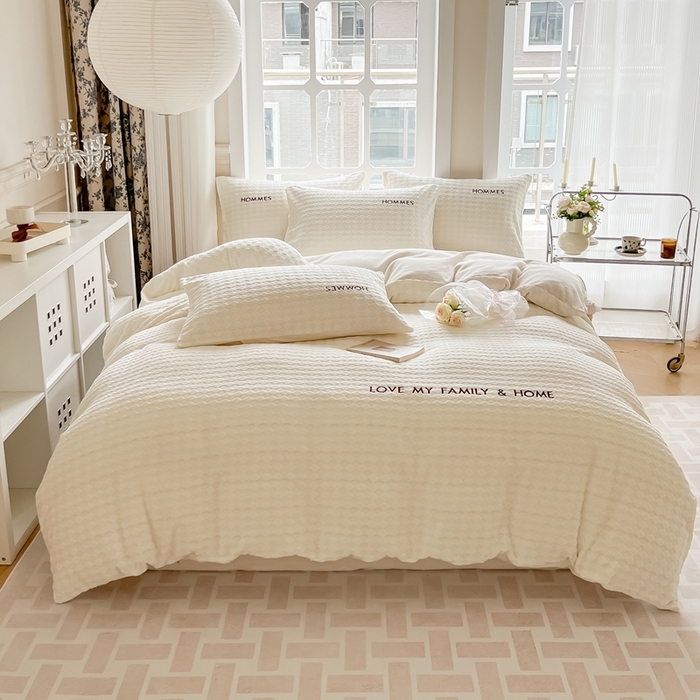 91家纺网 家纺一手货源 找家纺 慕尚家纺 2025高克重雕花绒刺绣工艺四件套 拉夫-糯糯白