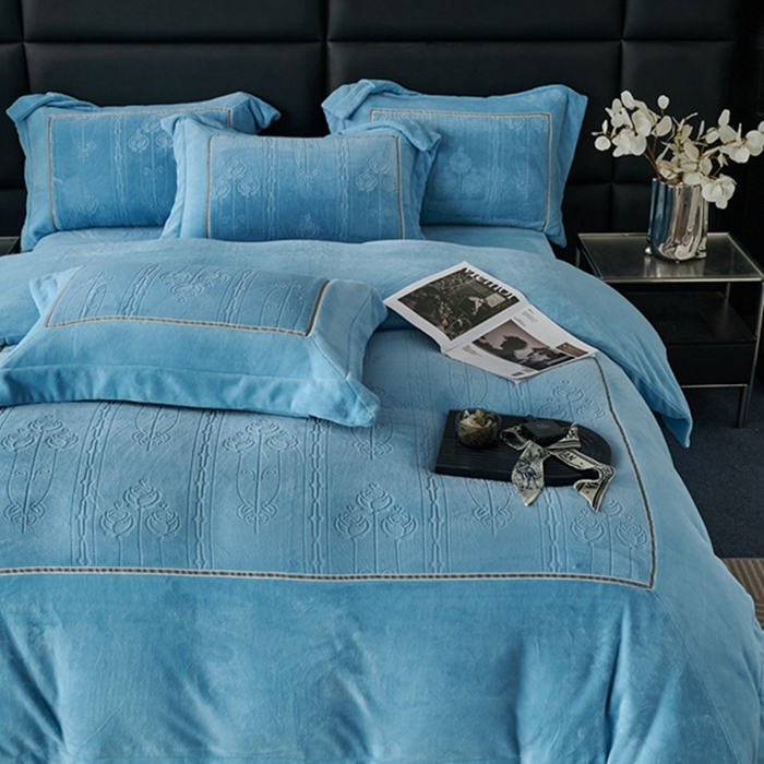 91家纺网 家纺一手货源 找家纺 榻尚家居 2023 玫瑰花园系列雕花牛奶暖绒 天空蓝