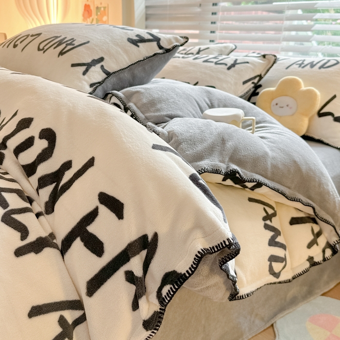 91家纺网 家纺一手货源 找家纺 安哆啦 2024新款高克重牛奶绒混搭四件套 黑白字母