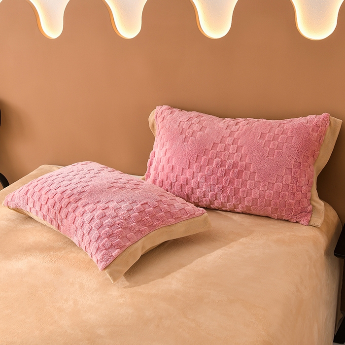 91家纺网 家纺一手货源 找家纺 澳梵家居 2023新款轻奢款宽边塔芙绒四件套 卡曼-黛粉