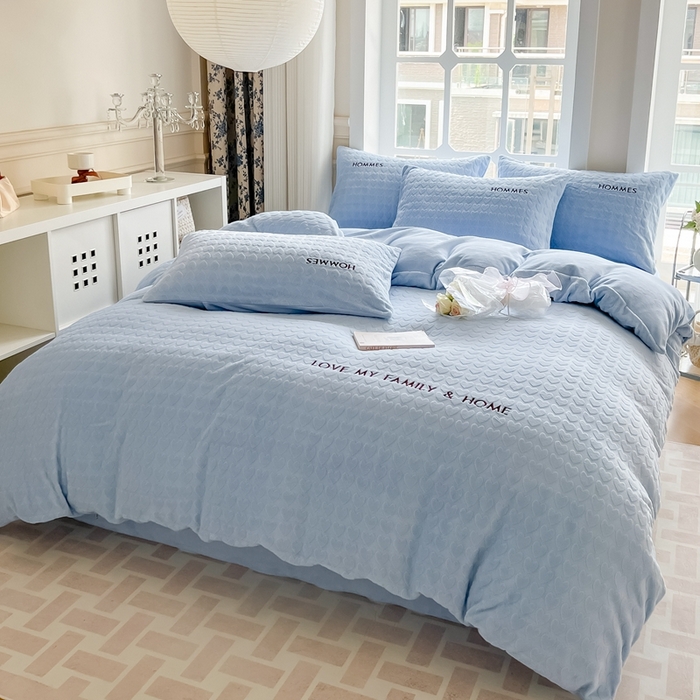 91家纺网 家纺一手货源 找家纺 慕尚家纺 2025高克重雕花绒刺绣工艺四件套 劳伦-蔚蓝