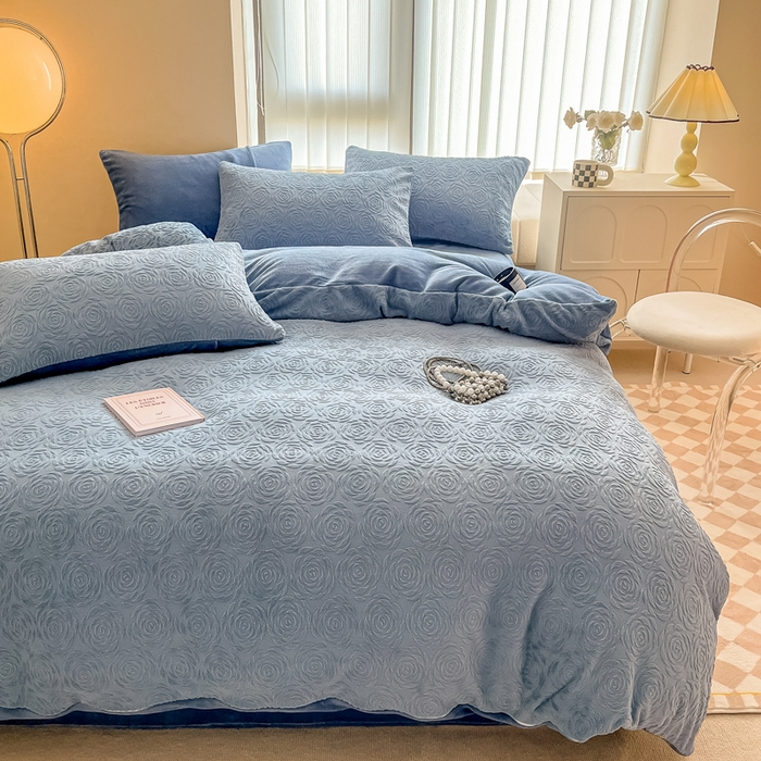 91家纺网 家纺一手货源 找家纺 慕尚家纺 2025新款慕尚雕花绒四件套 卡罗琳-蓝