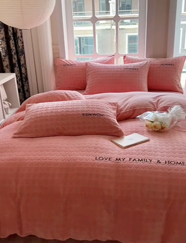 91家纺网 家纺一手货源 找家纺 慕尚家纺 2025高克重雕花绒刺绣工艺四件套 劳伦-粉