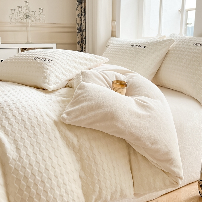 91家纺网 家纺一手货源 找家纺 慕尚家纺 2025高克重雕花绒刺绣工艺四件套 拉夫-糯糯白