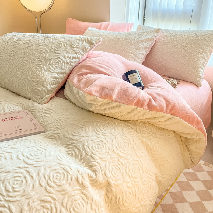 91家纺网 家纺一手货源 找家纺 慕尚家纺 2025新款慕尚雕花绒四件套 卡罗琳-白粉