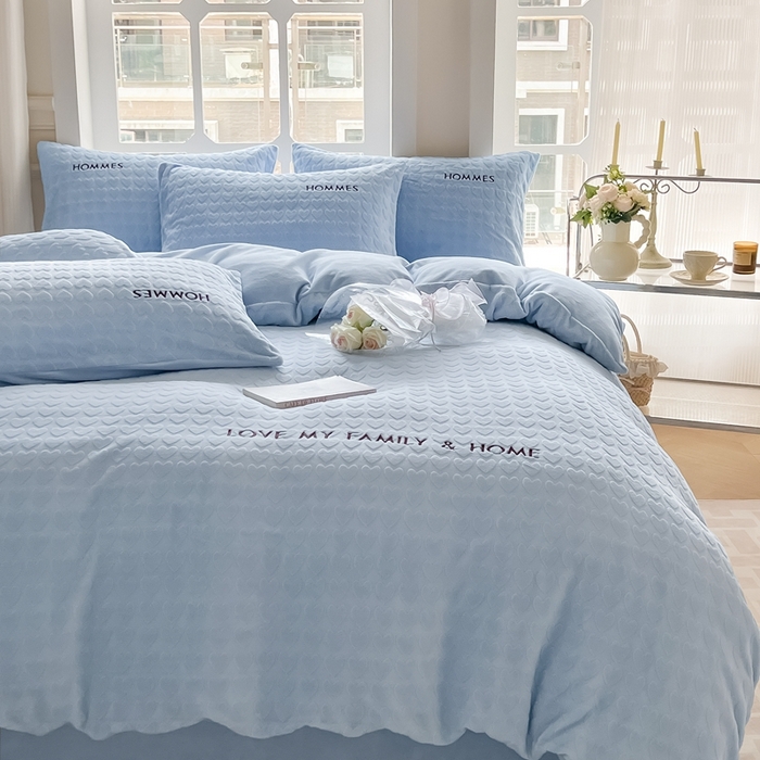 91家纺网 家纺一手货源 找家纺 慕尚家纺 2025高克重雕花绒刺绣工艺四件套 劳伦-蔚蓝