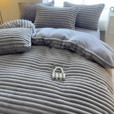 91家纺网 家纺一手货源 找家纺 慕尚家纺 2025新款抽条兔毛四件套 安雅-高级灰