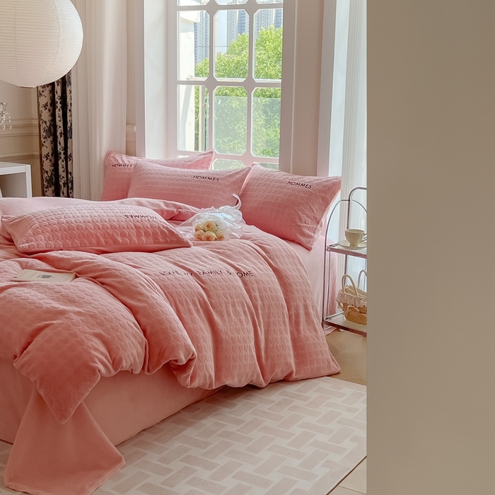 91家纺网 家纺一手货源 找家纺 慕尚家纺 2025高克重雕花绒刺绣工艺四件套 劳伦-粉