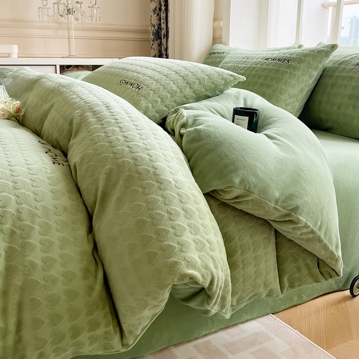 91家纺网 家纺一手货源 找家纺 慕尚家纺 2025高克重雕花绒刺绣工艺四件套 劳伦-绿