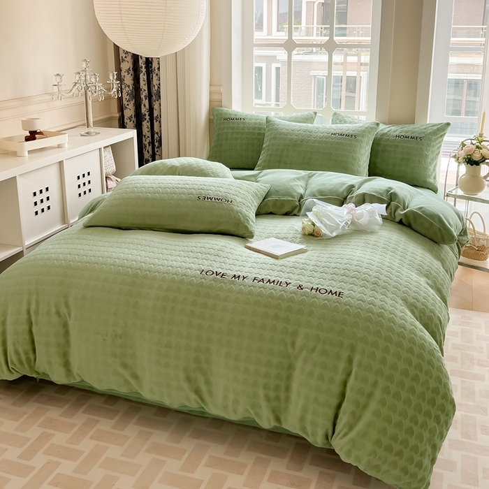 91家纺网 家纺一手货源 找家纺 慕尚家纺 2025高克重雕花绒刺绣工艺四件套 劳伦-绿