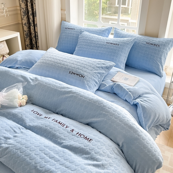 91家纺网 家纺一手货源 找家纺 慕尚家纺 2025高克重雕花绒刺绣工艺四件套 劳伦-蔚蓝