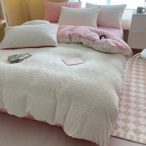 91家纺网 家纺一手货源 找家纺 慕尚家纺 2025新款慕尚雕花绒四件套 卡罗琳-白粉