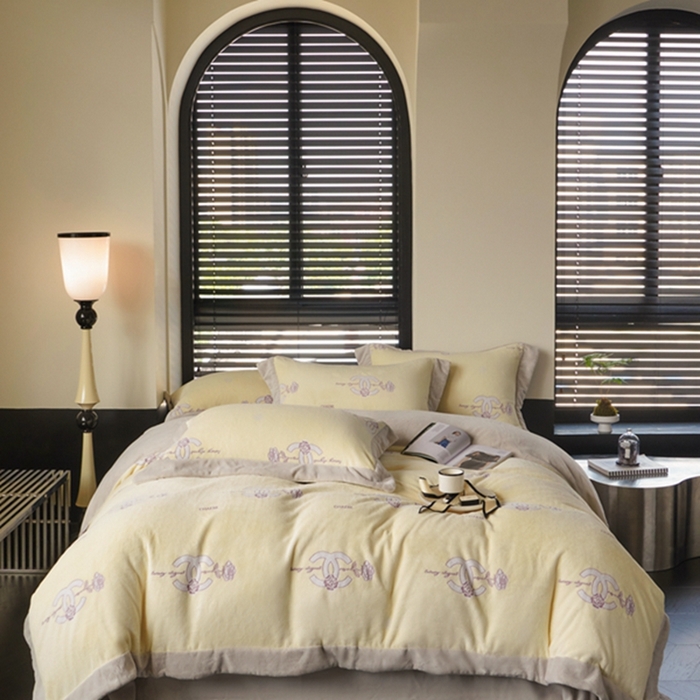 91家纺网 家纺一手货源 找家纺 （总）榻尚家居 2023闻香系列雕花婴肤 长绒 獭兔牛奶绒四件套