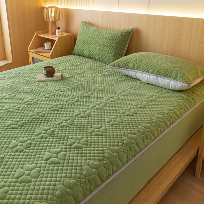 91家纺网 家纺一手货源 找家纺 给笠 2023新款A类夹棉牛奶绒床笠三件套 花漫系列 牛奶绒-花漫豆绿