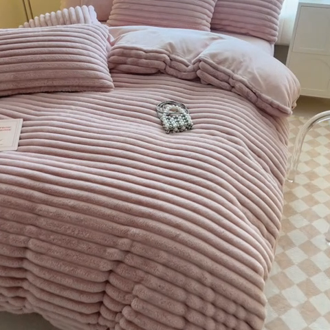 91家纺网 家纺一手货源 找家纺 慕尚家纺 2025新款抽条兔毛四件套 安雅-豆沙