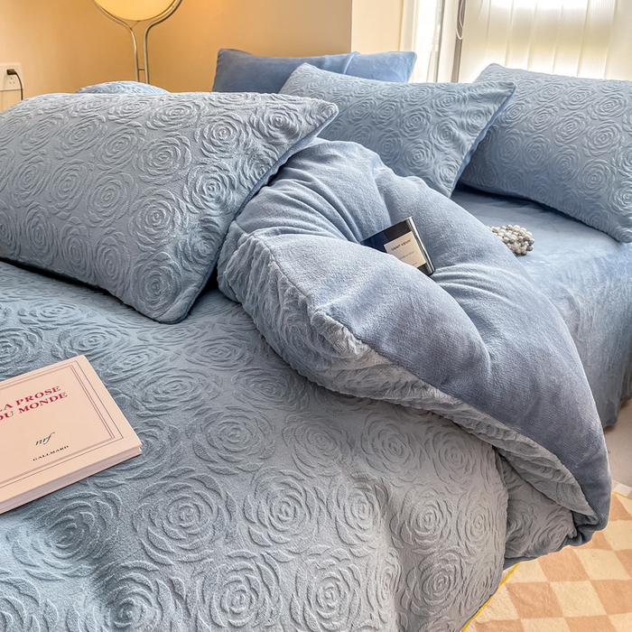 91家纺网 家纺一手货源 找家纺 慕尚家纺 2025新款慕尚雕花绒四件套 卡罗琳-蓝