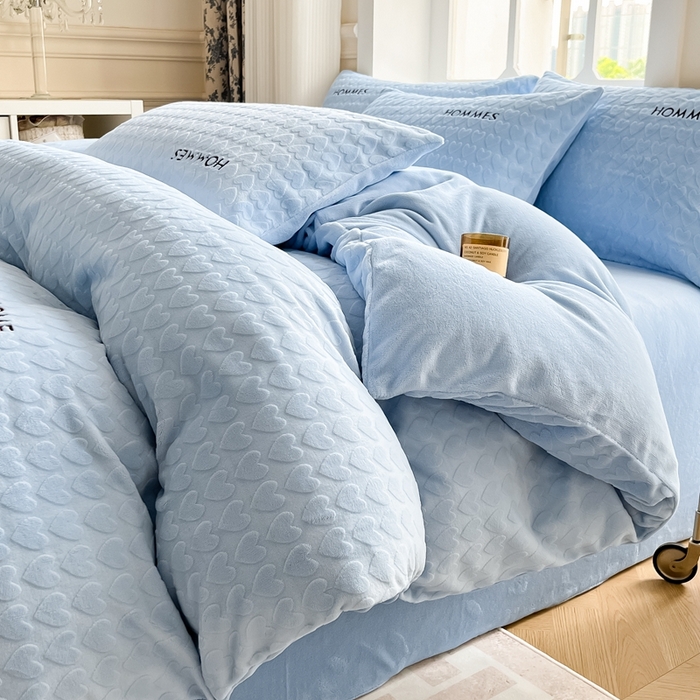 91家纺网 家纺一手货源 找家纺 慕尚家纺 2025高克重雕花绒刺绣工艺四件套 劳伦-蔚蓝