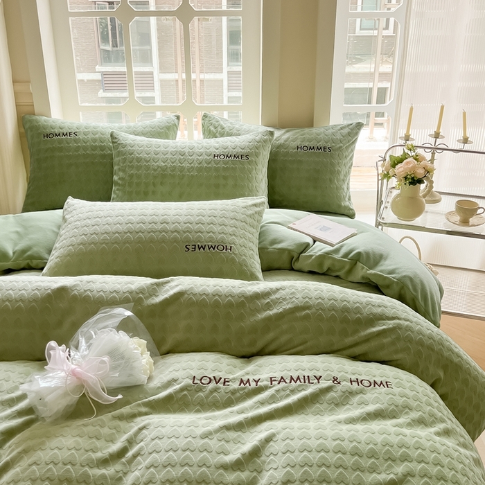 91家纺网 家纺一手货源 找家纺 慕尚家纺 2025高克重雕花绒刺绣工艺四件套 劳伦-绿