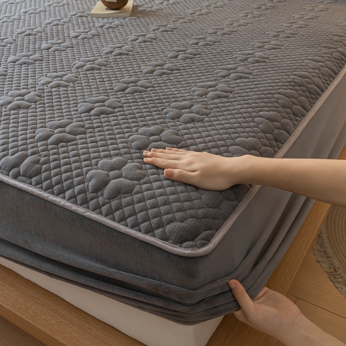 91家纺网 家纺一手货源 找家纺 给笠 2023新款A类夹棉牛奶绒床笠三件套 花漫系列 牛奶绒-花漫雅灰