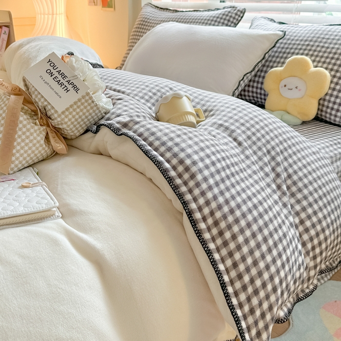 91家纺网 家纺一手货源 找家纺 安哆啦 2024新款高克重牛奶绒混搭四件套 奶白拼灰格