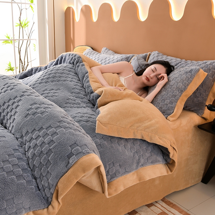 91家纺网 家纺一手货源 找家纺 澳梵家居 2023新款轻奢款宽边塔芙绒四件套 卡曼-灰