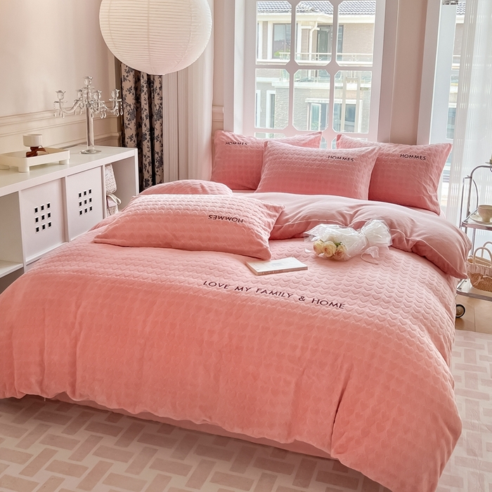 91家纺网 家纺一手货源 找家纺 慕尚家纺 2025高克重雕花绒刺绣工艺四件套 劳伦-粉