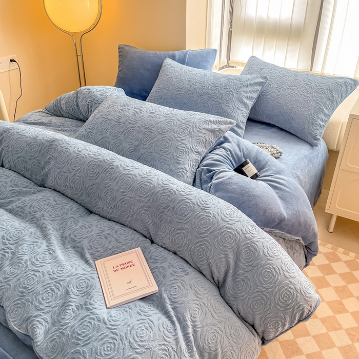 91家纺网 家纺一手货源 找家纺 慕尚家纺 2025新款慕尚雕花绒四件套 卡罗琳-蓝