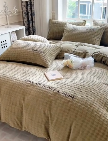 91家纺网 家纺一手货源 找家纺 慕尚家纺 2025高克重雕花绒刺绣工艺四件套 拉夫-浅卡其