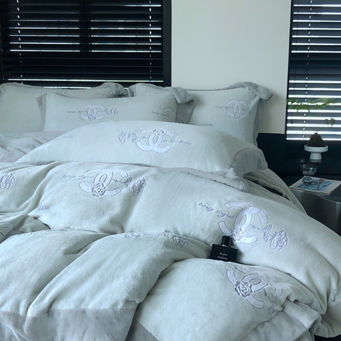 91家纺网 家纺一手货源 找家纺 榻尚家居 2023闻香系列雕花牛奶绒四件套 闻香 莫兰迪绿