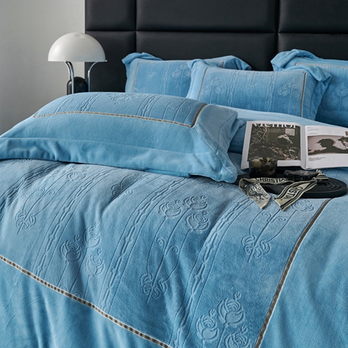 91家纺网 家纺一手货源 找家纺 榻尚家居 2023 玫瑰花园系列雕花牛奶暖绒 天空蓝