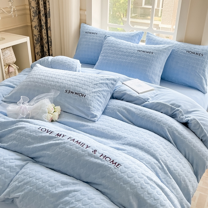 91家纺网 家纺一手货源 找家纺 慕尚家纺 2025高克重雕花绒刺绣工艺四件套 劳伦-蔚蓝