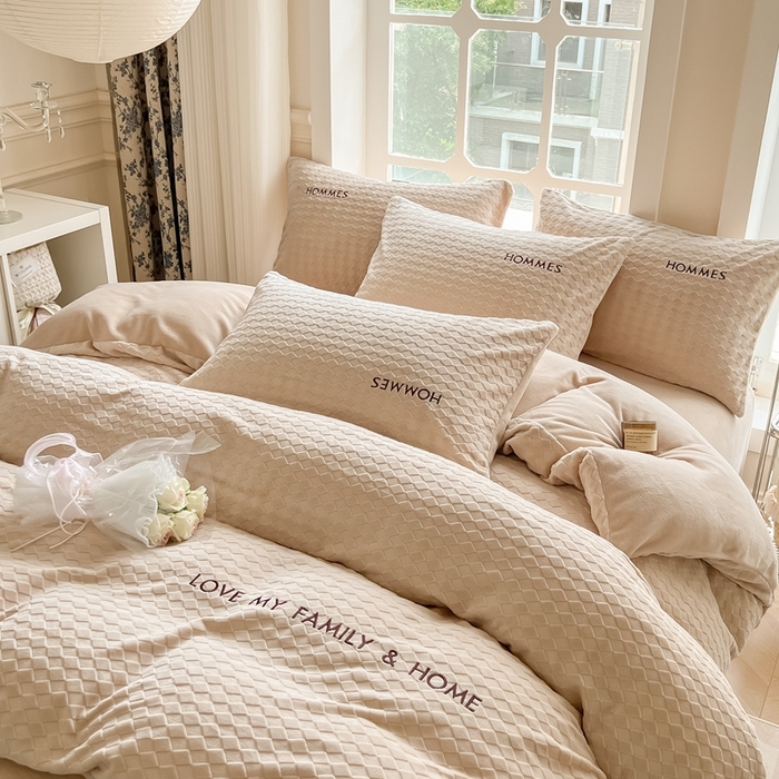 91家纺网 家纺一手货源 找家纺 慕尚家纺 2025高克重雕花绒刺绣工艺四件套 拉夫-浅卡其