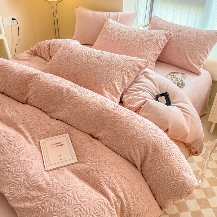 91家纺网 家纺一手货源 找家纺 慕尚家纺 2025新款慕尚雕花绒四件套 卡罗琳-粉