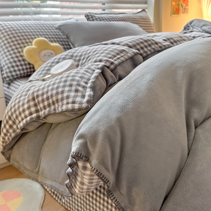 91家纺网 家纺一手货源 找家纺 安哆啦 2024新款高克重牛奶绒混搭四件套 灰色拼灰格